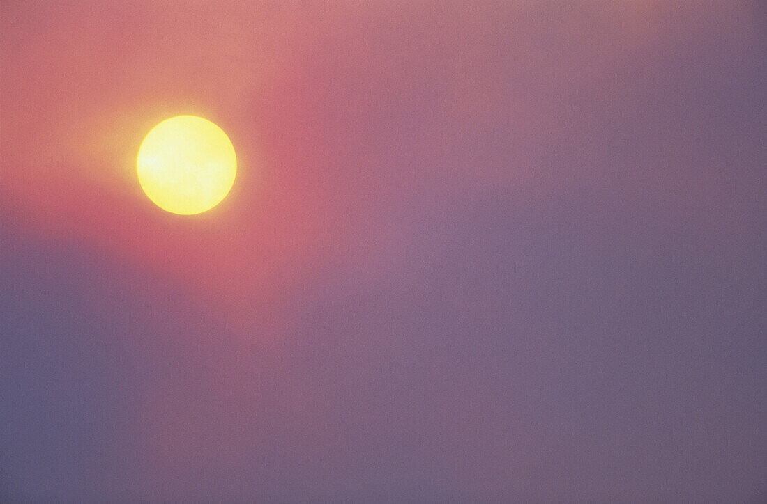 Sonnenuntergang und Rauch von einem Waldbrand