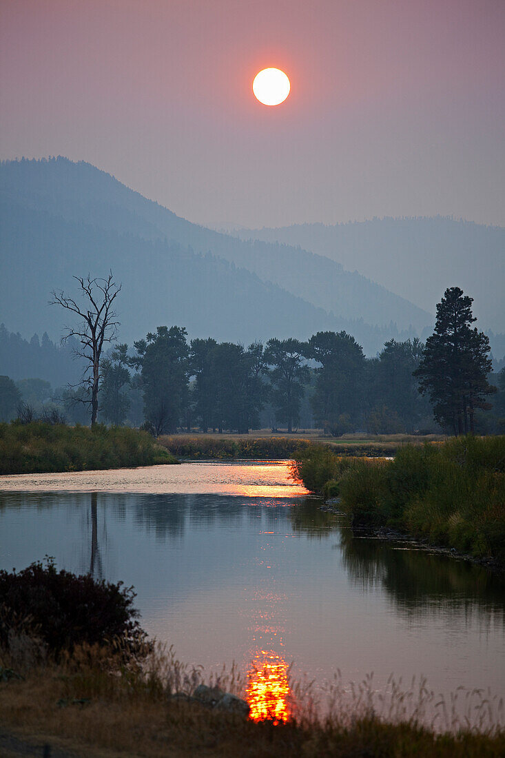 Waldbrandrauch bei Sonnenuntergang, Montana, USA