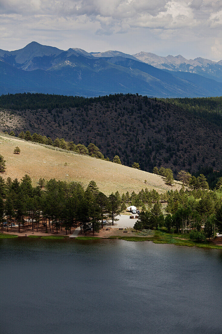 Blick auf Campingplätze und Bergkette im Hintergrund, North Pass Road, Monarch Mountain Gebiet, Colorado, USA.