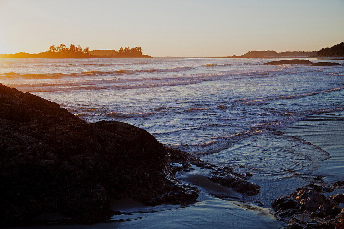 Chesterman Beach (bei Tofino) bei Sonnenuntergang, British Columbia, Kanada