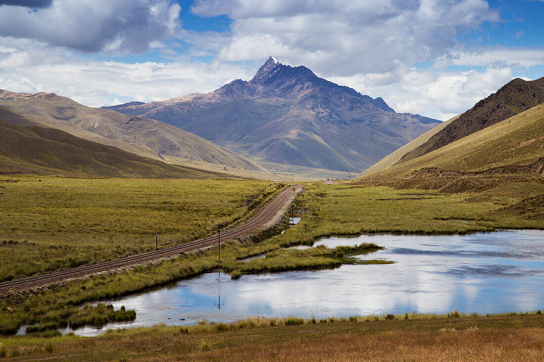 Eisenbahnschienen durch Altiplano Region, Peru