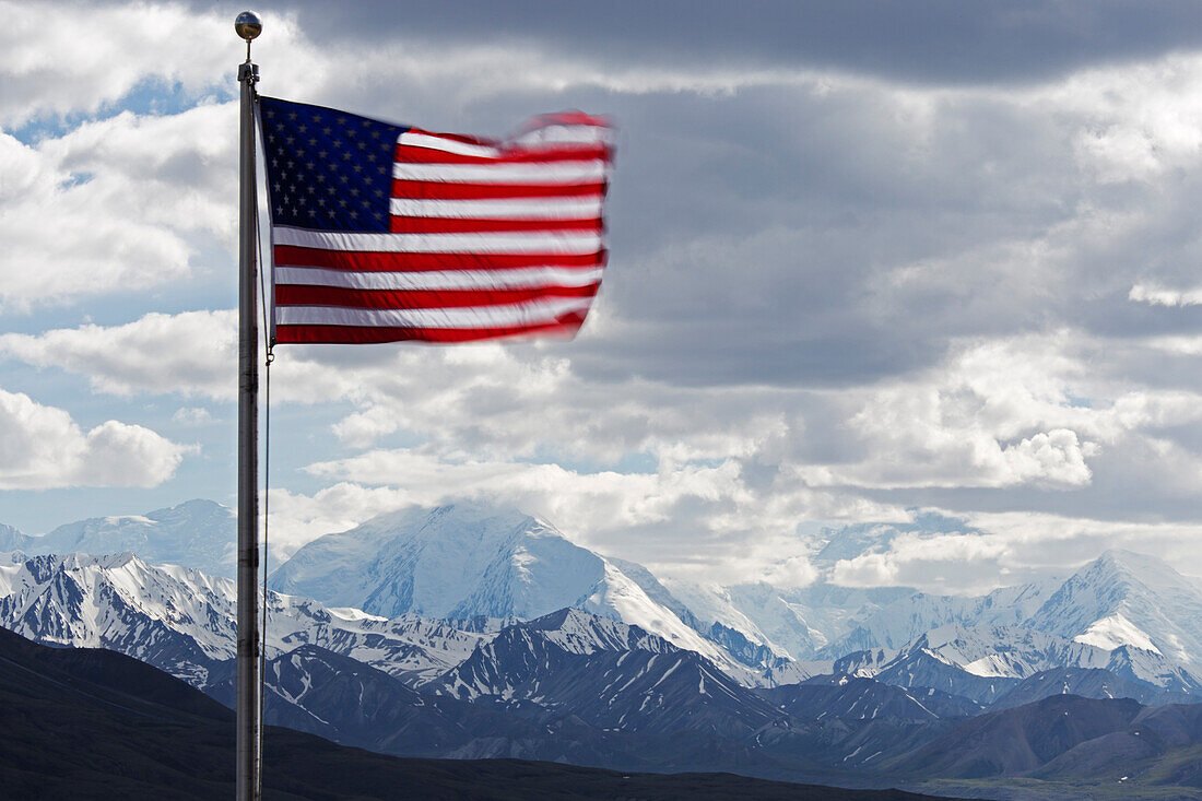 Amerikanische Flagge und Berge, Denali National Park, Alaska, USA