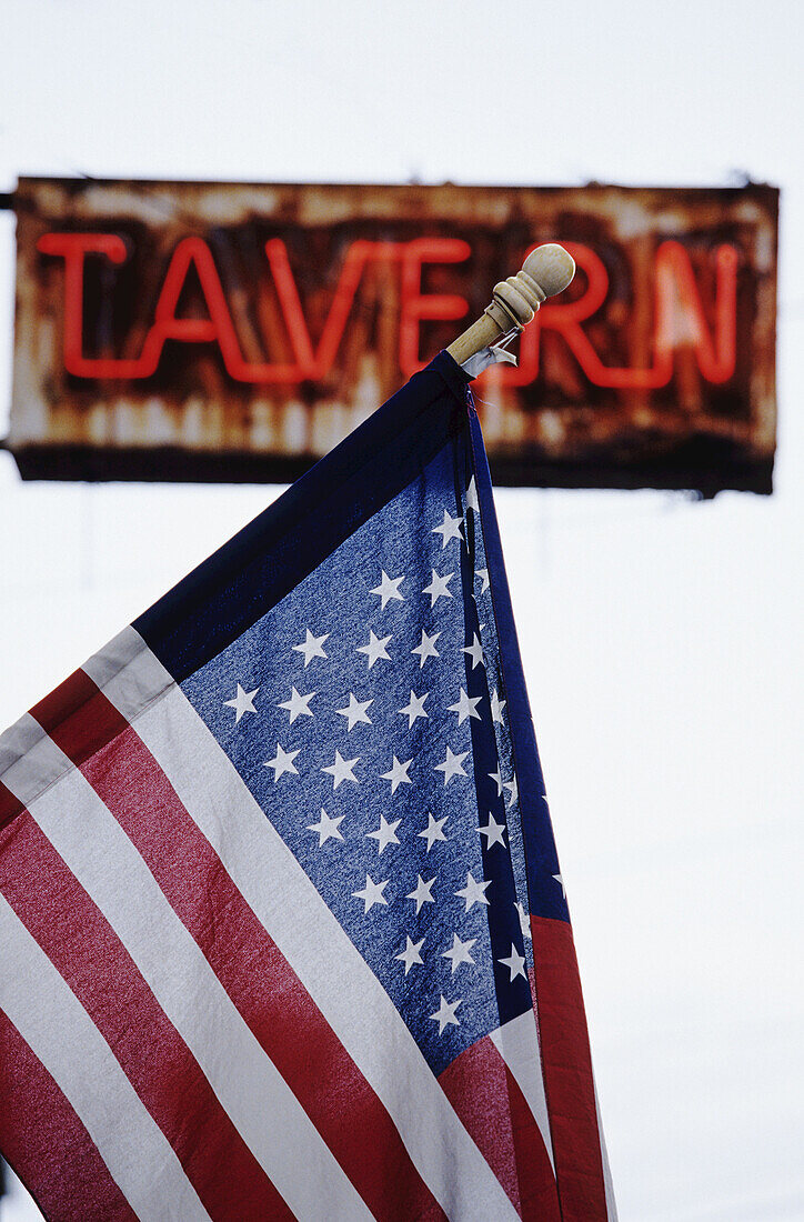 Amerikanische Flagge vor einem Tavernenschild