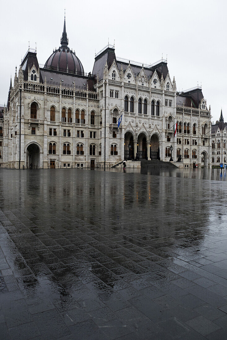 Ungarisches Parlamentsgebäude an einem regnerischen Tag, Budapest, Ungarn