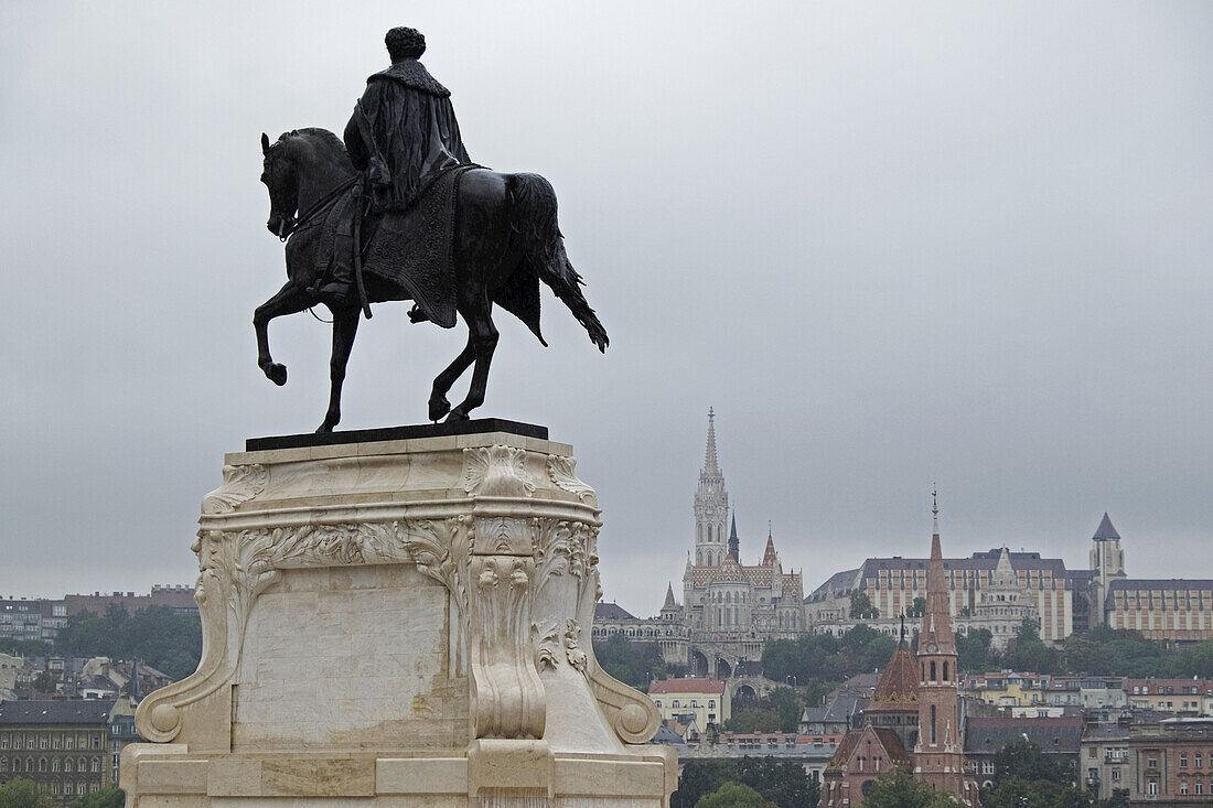 Reiterstatue mit Matthiaskirche im Hintergrund, Budapest, Ungarn