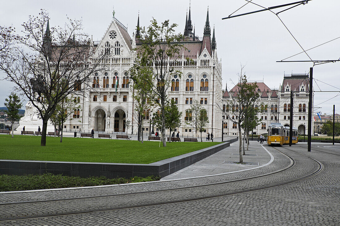 Straßenbahn am ungarischen Parlamentsgebäude an einem regnerischen Tag, Budapest, Ungarn