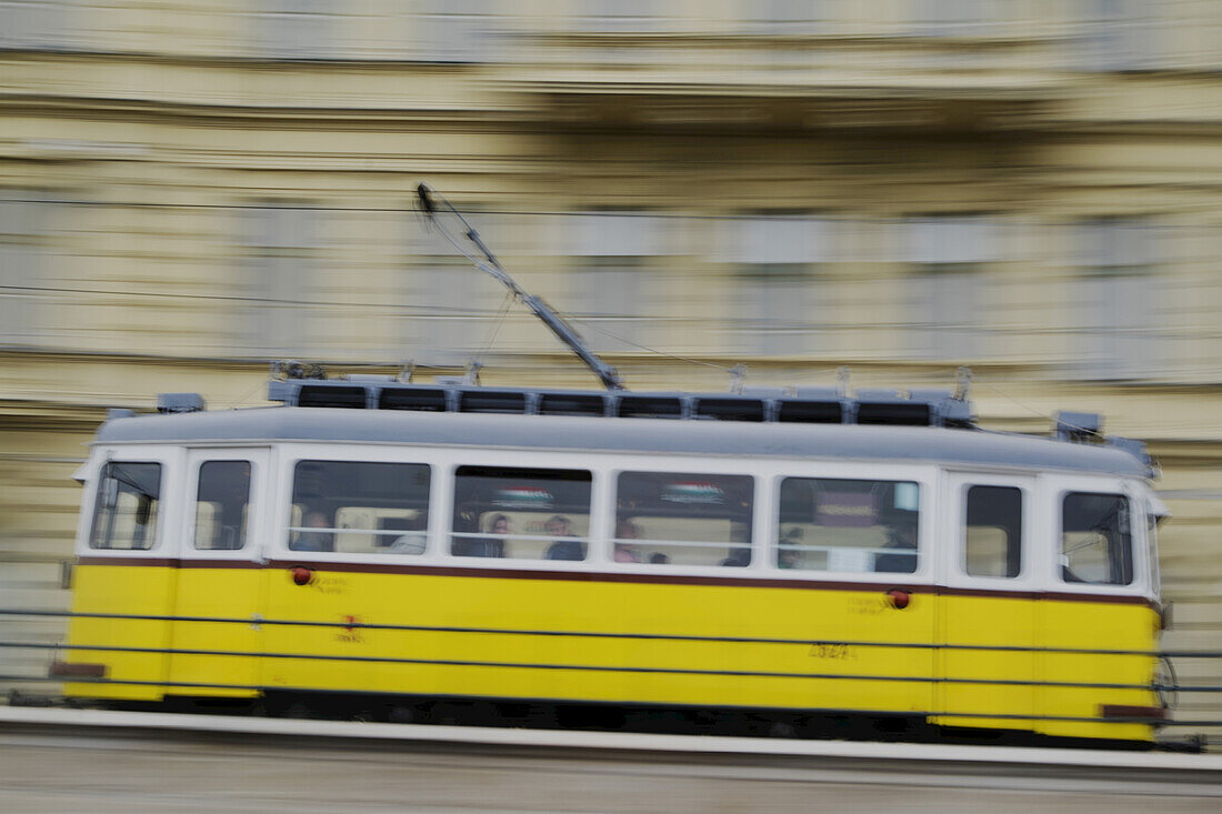 Fahrende Straßenbahn, Budapest, Ungarn