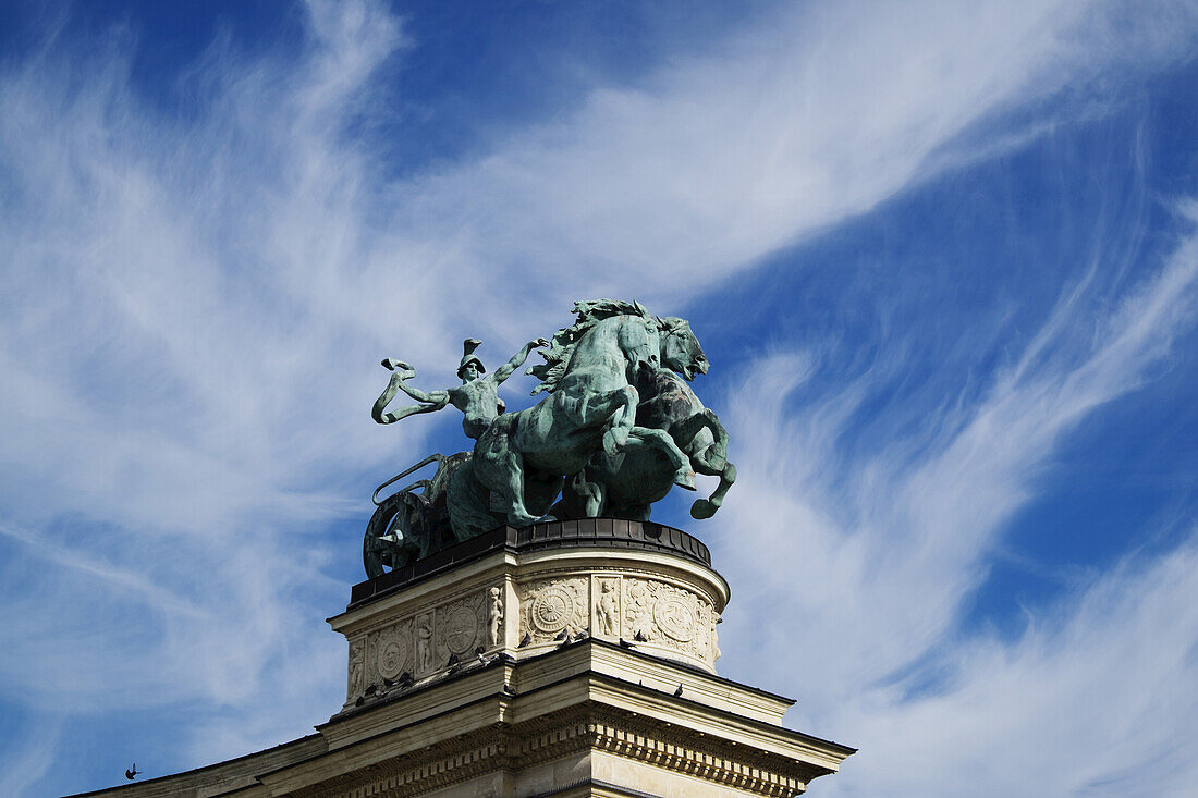 Statue eines der sieben Häuptlinge der Magyaren, Hereos-Platz, Budapest, Ungarn