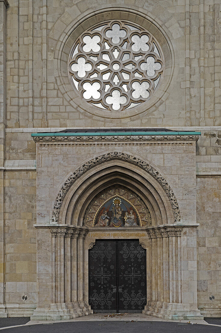 Eingang und Rosenfenster der Matthiaskirche, Budapest, Ungarn