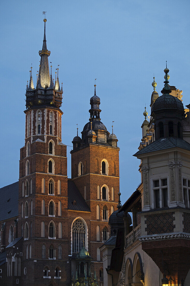Nahaufnahme der Kirche der Heiligen Jungfrau Maria und der Tuchhalle, Hauptmarkt, Krakau, Polen.