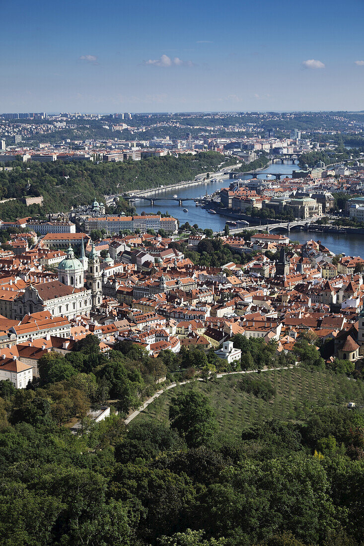 Überblick über die Stadt Prag mit der Moldau, Tschechische Republik