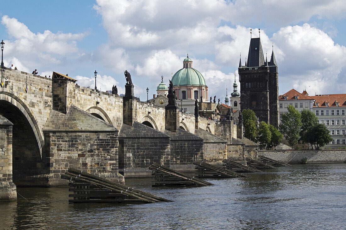 Karlsbrücke über die Moldau mit dem Altstädter Brückenturm und der Kirche des Heiligen Franz Seraphinus, Prag, Tschechische Republik.