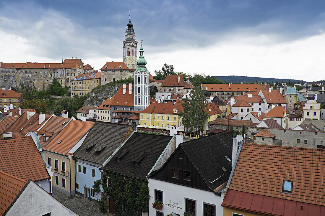 Überblick über Dächer mit dem Turm der St. Jost-Kirche und dem Turm des Schlosses Cesky Krumlov, Cesky Krumlov, Tschechische Republik.