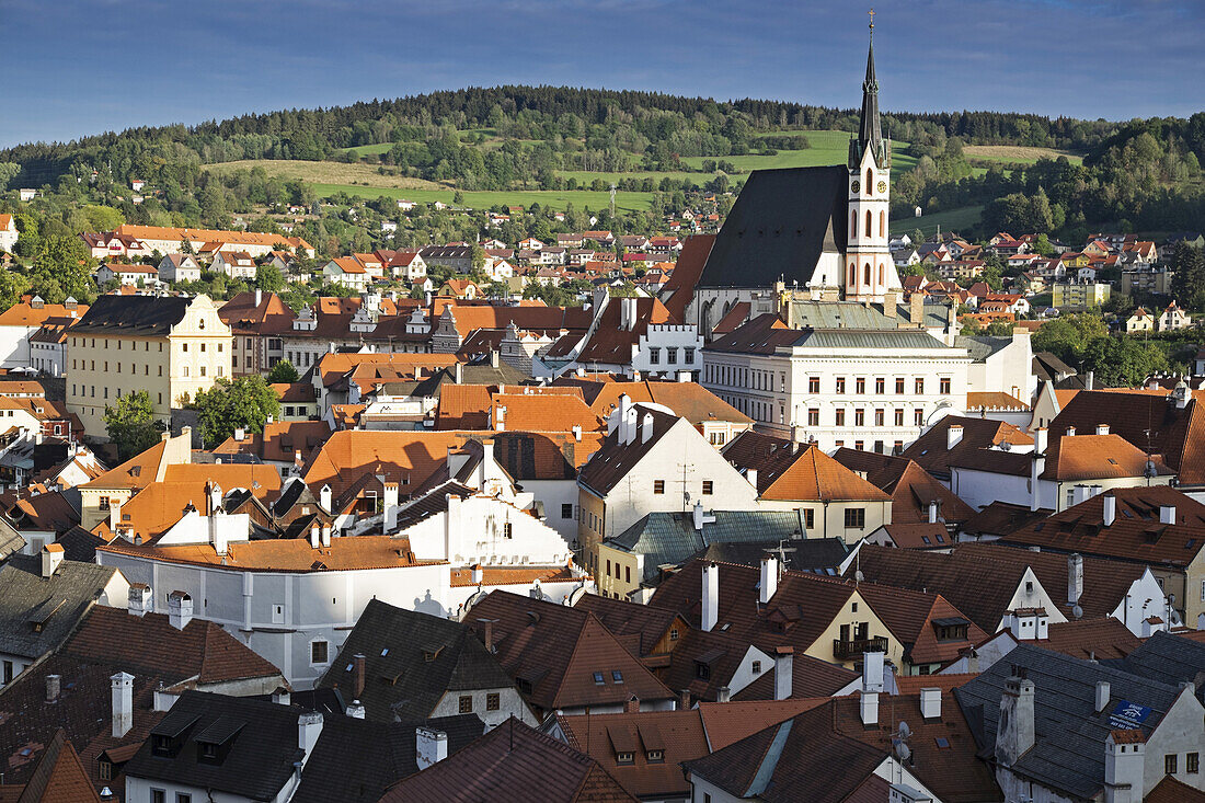 Überblick über die Stadt und die Dächer mit der St.-Veits-Kirche, Cesky Krumlov, Tschechische Republik.