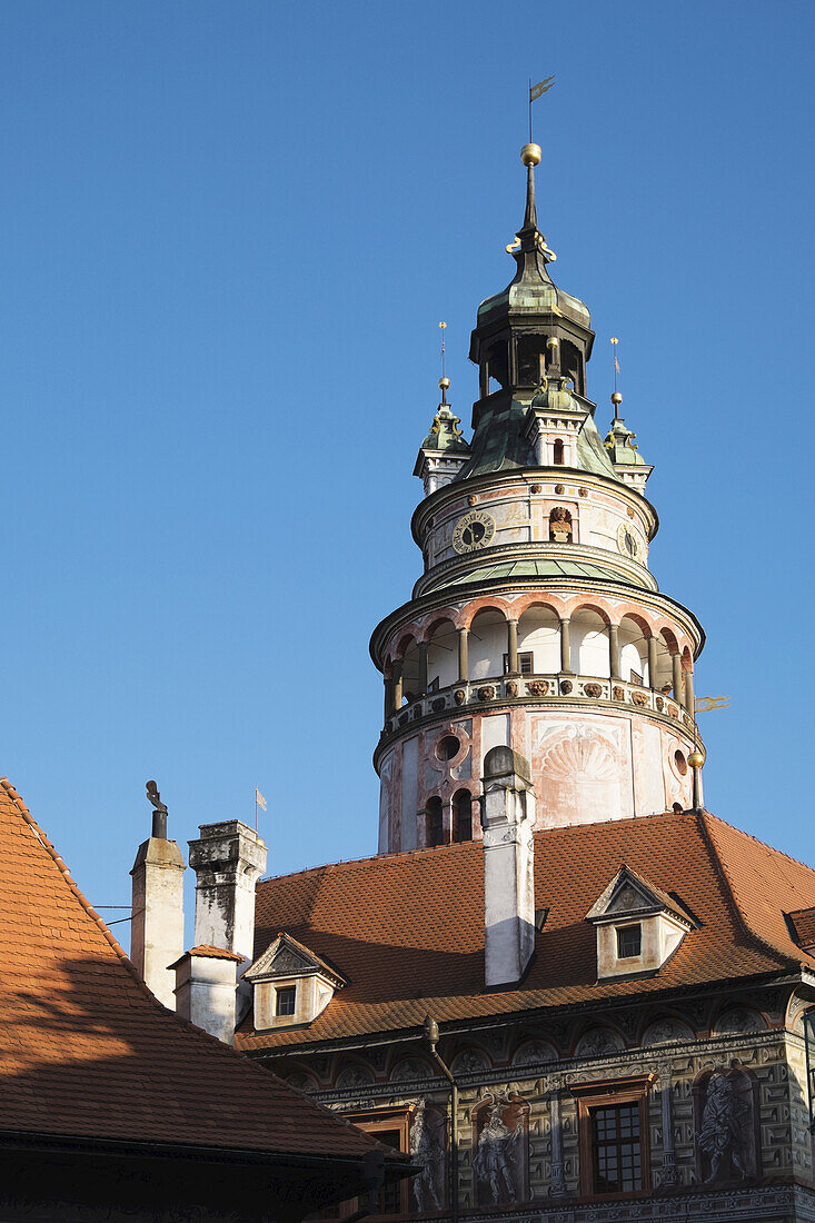 Nahaufnahme des Turms der Burg von Cesky Krumlov, Cesky Krumlov, Tschechische Republik.