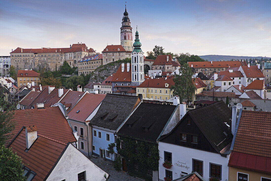 Überblick über die Stadt und die Dächer mit dem Turm der St. Jost Kirche und dem Turm des Schlosses Cesky Krumlov im Hintergrund, Cesky Krumlov, Tschechische Republik.