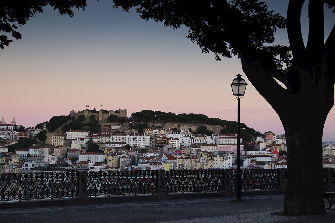 Stadtbild von Lissabon bei Sonnenuntergang, Portugal