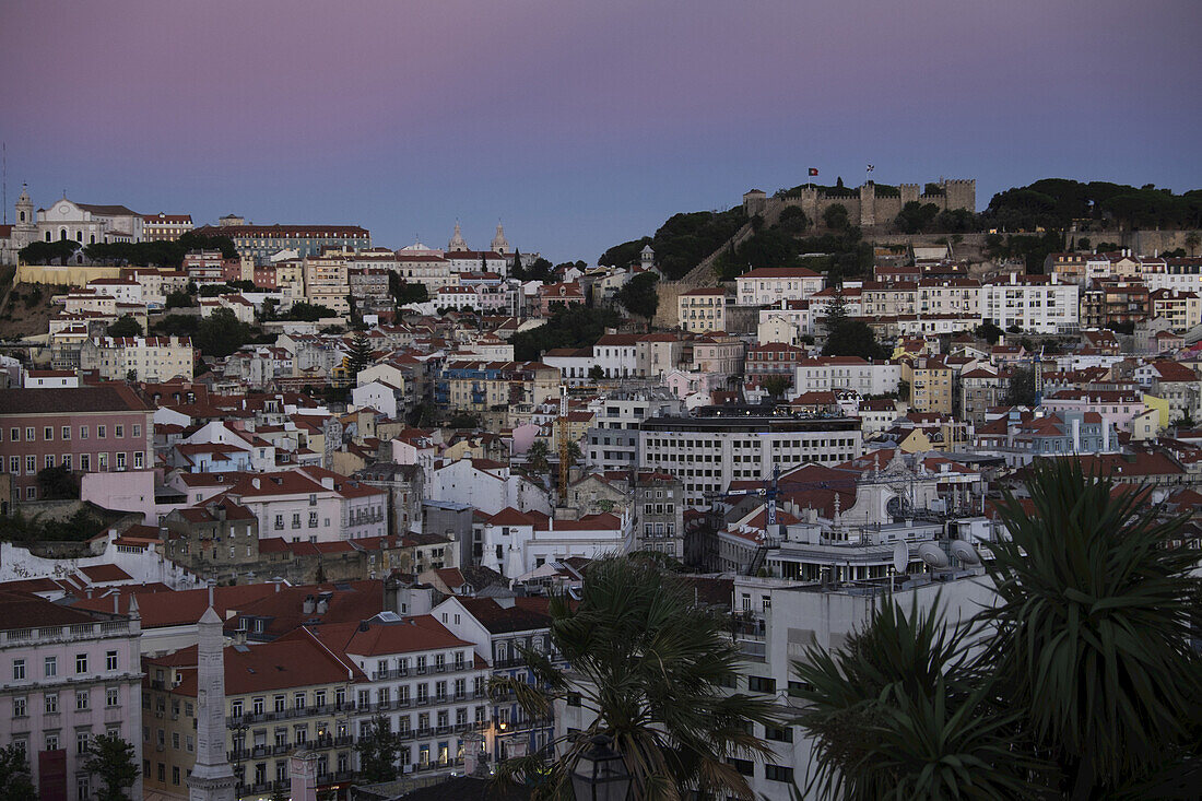 Stadtbild von Lissabon in der Abenddämmerung, Portugal