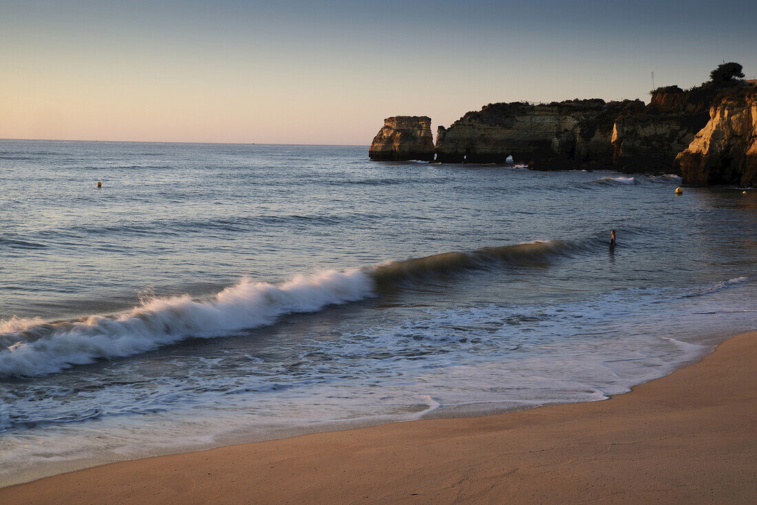 Wellen schlagen auf den Strand von Lagos, Algarveküste, Portugal