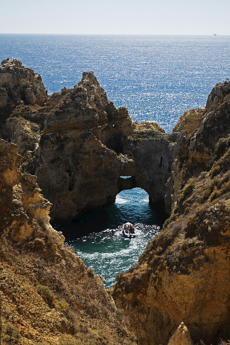 Natürlicher Bogen in Felsen und Meer bei Lagos. Algarve-Küste, Portugal