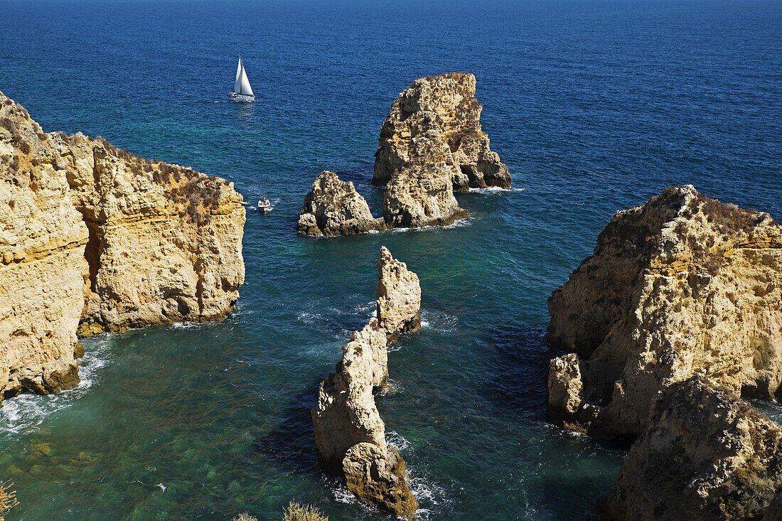 Segelboot und Felsformationen bei Lagos, Algarveküste, Portugal