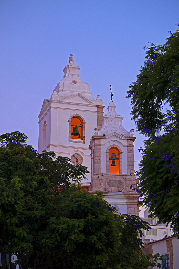 Glockentürme der Igreja de Santo Antonio in der Abenddämmerung, Lagos, Portugal