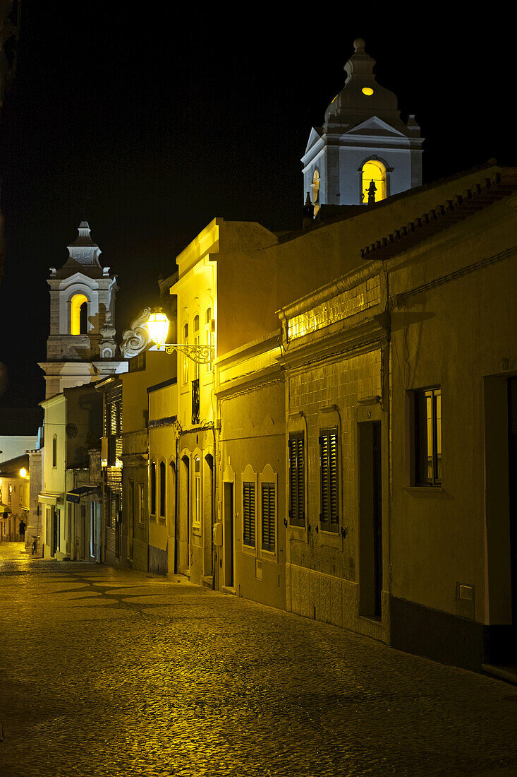 Glockentürme der Igreja de Santo Antonio bei Nacht, Lagos, Portugal