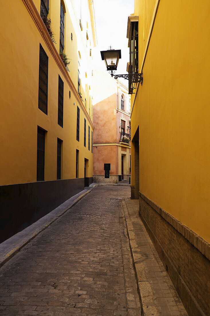 Enge Straße in Sevilla, Andalusien, Spanien