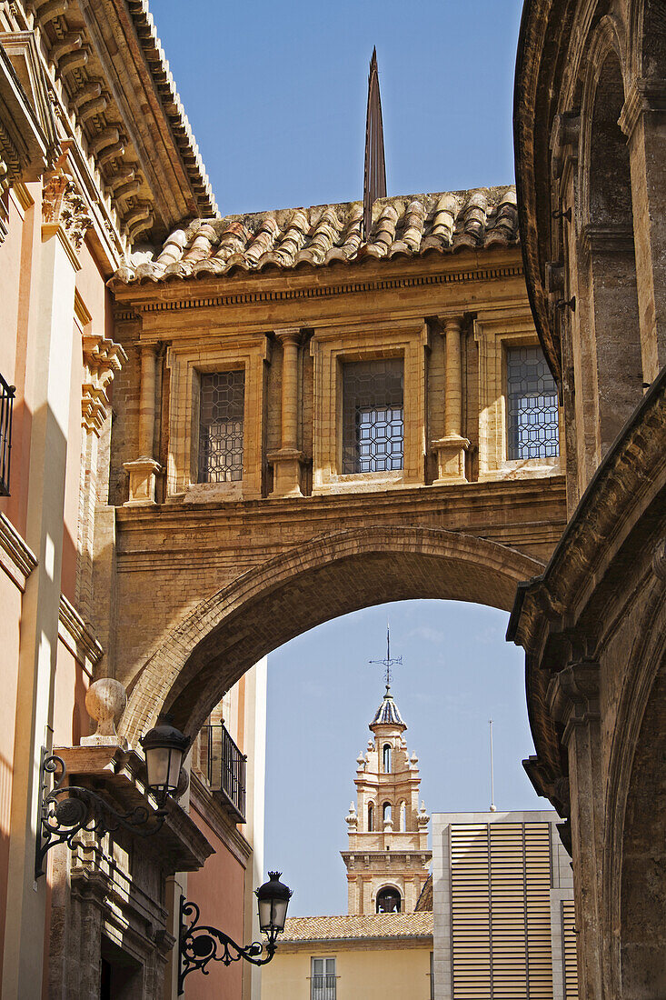 Überdachter, erhöhter Gehweg in Valencia, Spanien