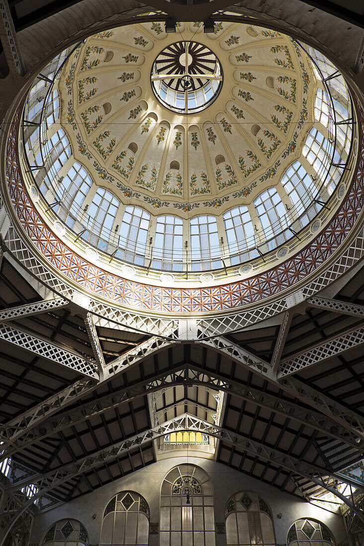 Kuppeldecke im Inneren des berühmten Zentralmarktes in Valencia, Spanien