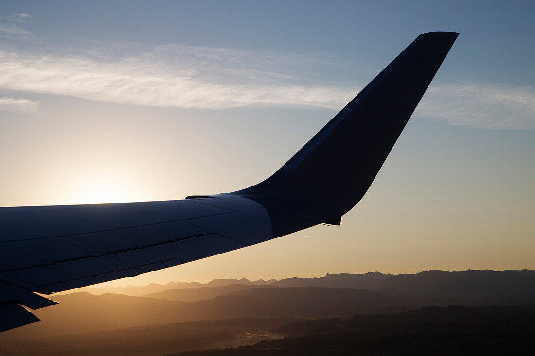Blick auf Flugzeugflügel beim Start, westlicher Bundesstaat Washington, USA