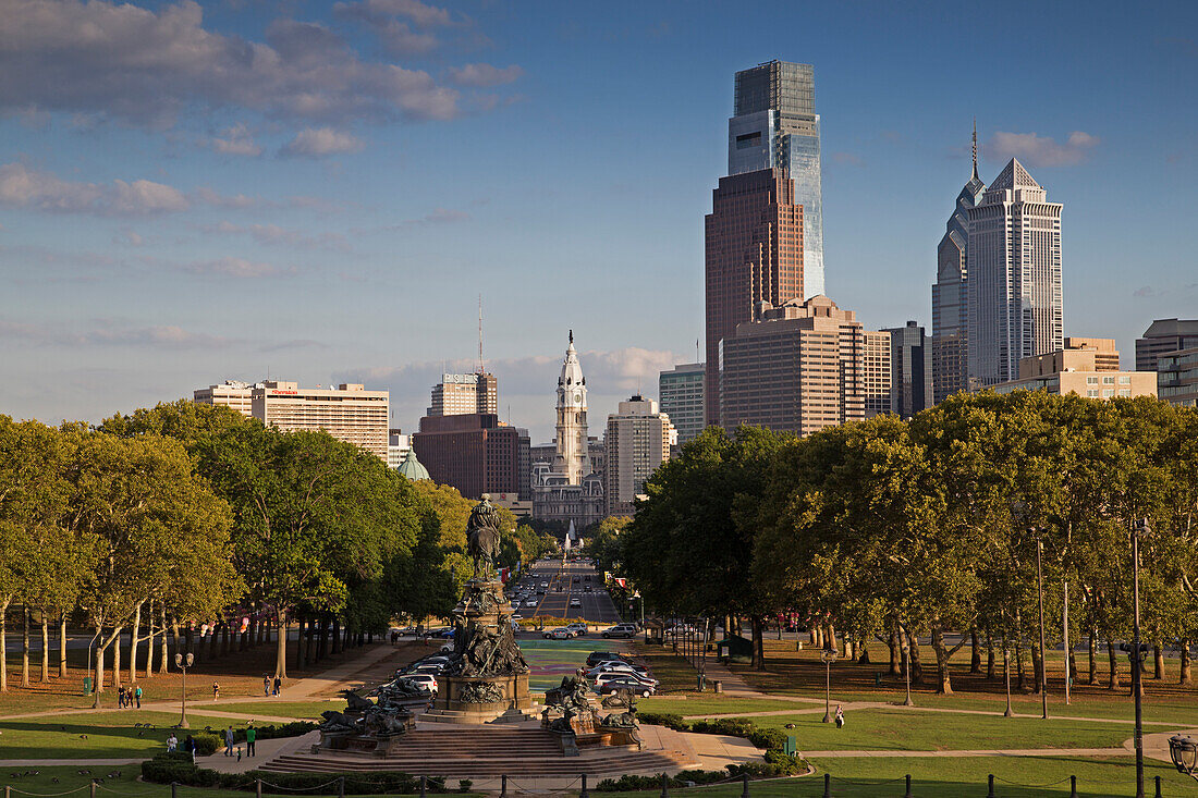 Blick auf den Benjamin Franklin Parkway mit dem Washington Monument-Brunnen im Eakins Oval, Philadelphia, Pennsylvania, USA