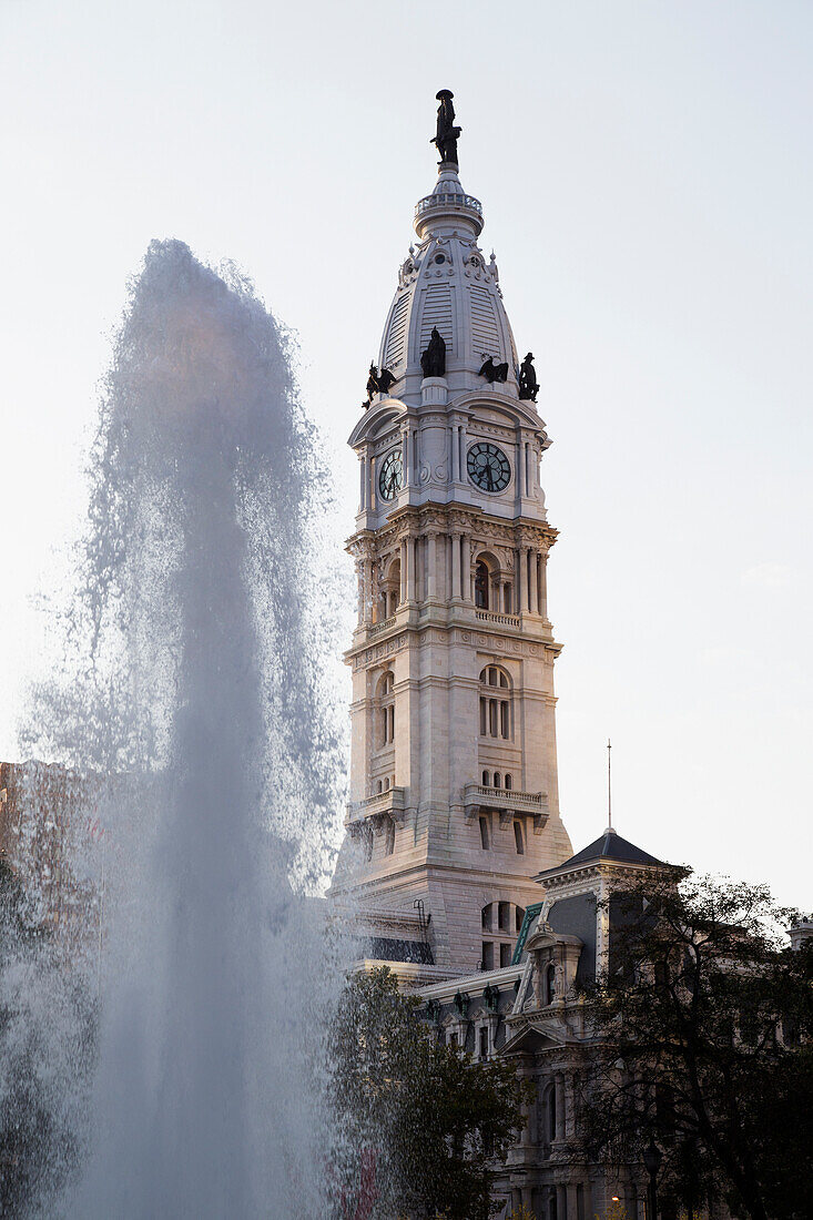 LOVE Park-Brunnen und Rathaus von Philadelphia, Philadelphia, Pennsylvania, USA