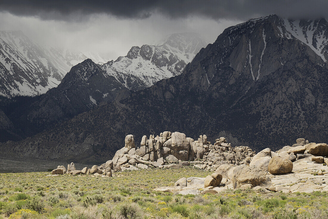 Alabama Hills und Gewitterwolken über den Bergen der Sierra Nevadas in Ostkalifornien, USA