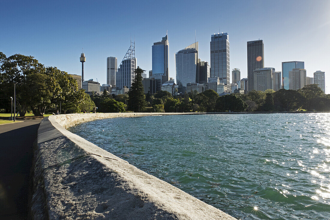 Seawall bei Farm Cove mit Skyline und Hafen an einem sonnigen Tag in Sydney, Australien