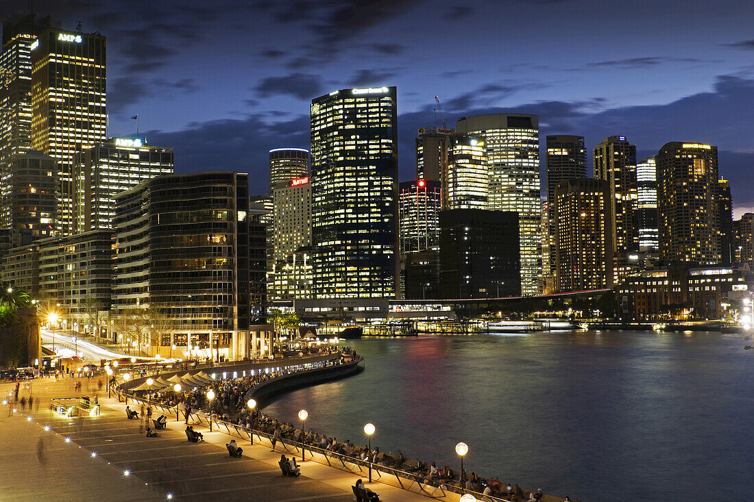 Seaside Promenade am Circular Quay und Skyline von Sydney in der Abenddämmerung, Australien