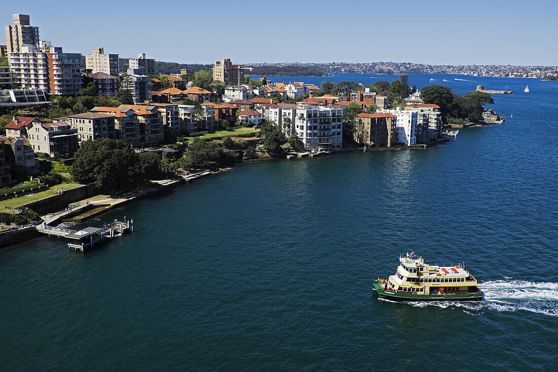 Fährschiff nähert sich der Anlegestelle im Hafen von Sydney an einem sonnigen Tag in Sydney, Australien