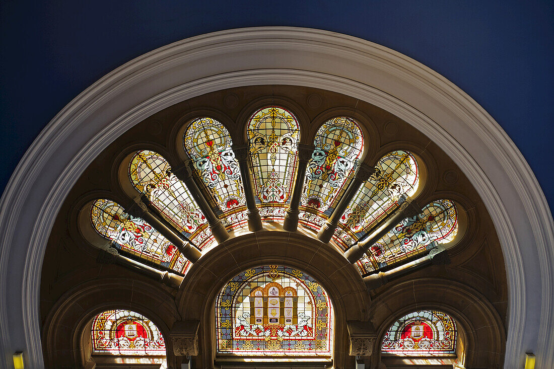 Bogen mit Buntglasfenstern im Queen Victoria Building im zentralen Geschäftsviertel von Sydney, Australien