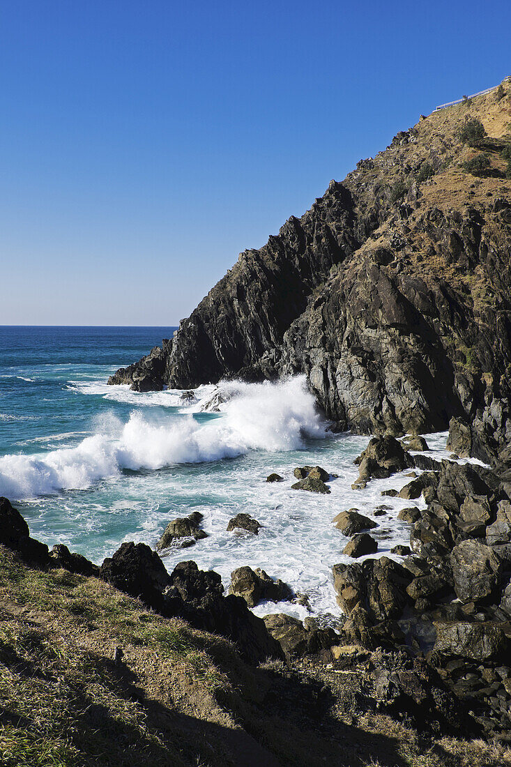 Blick auf die felsige Küste und brechende Wellen in der Byron Bay in New South Wales, Australien