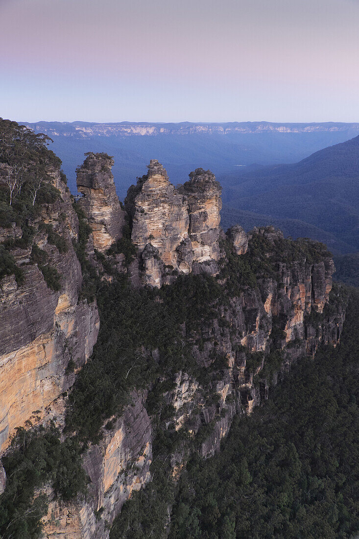 Three Sisters Felsformation bei Sonnenuntergang im Blue Mountains National Park in New South Wales, Australien