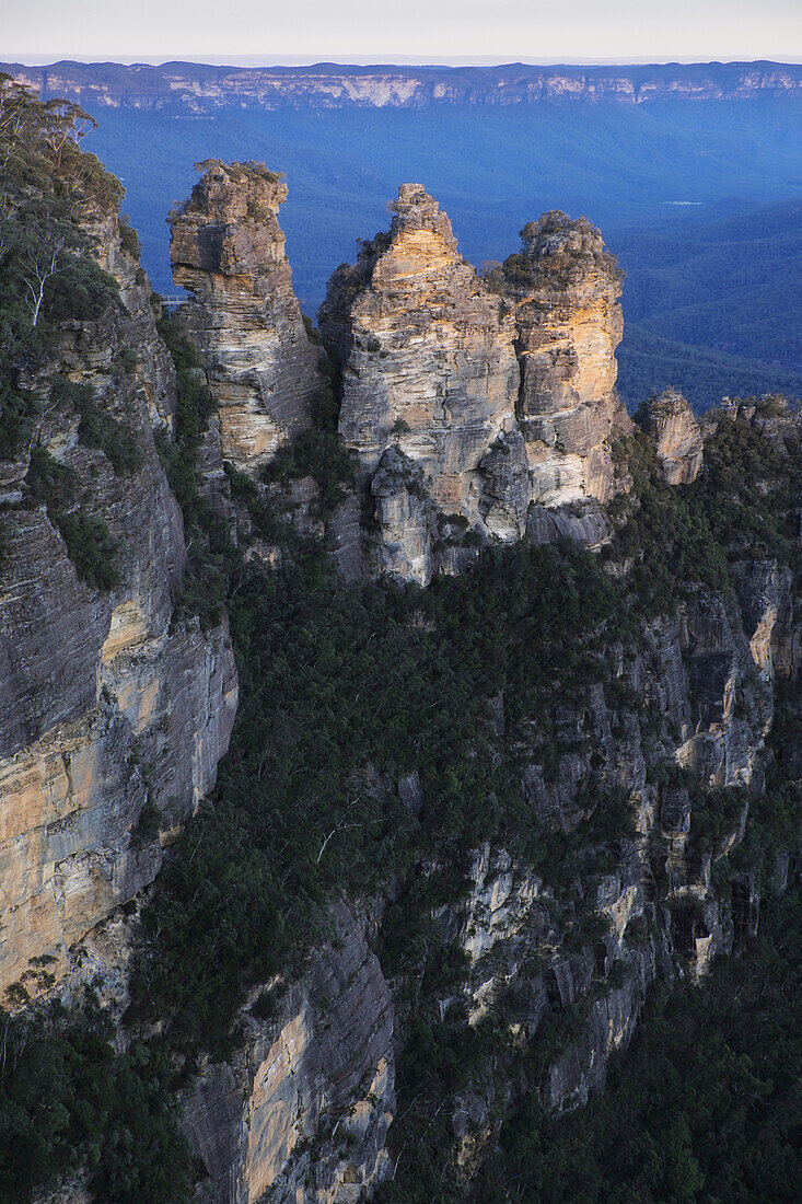 Three Sisters Felsformation bei Sonnenuntergang im Blue Mountains National Park in New South Wales, Australien