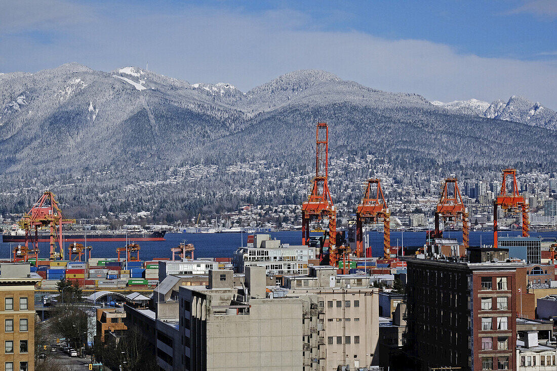 Hafen von Vancouver mit Grouse Mountain auf der linken Seite, Vancouver, British Columbia, Kanada