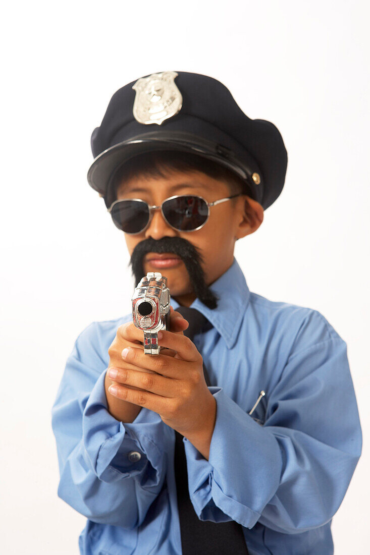 Junge als Polizeibeamter gekleidet