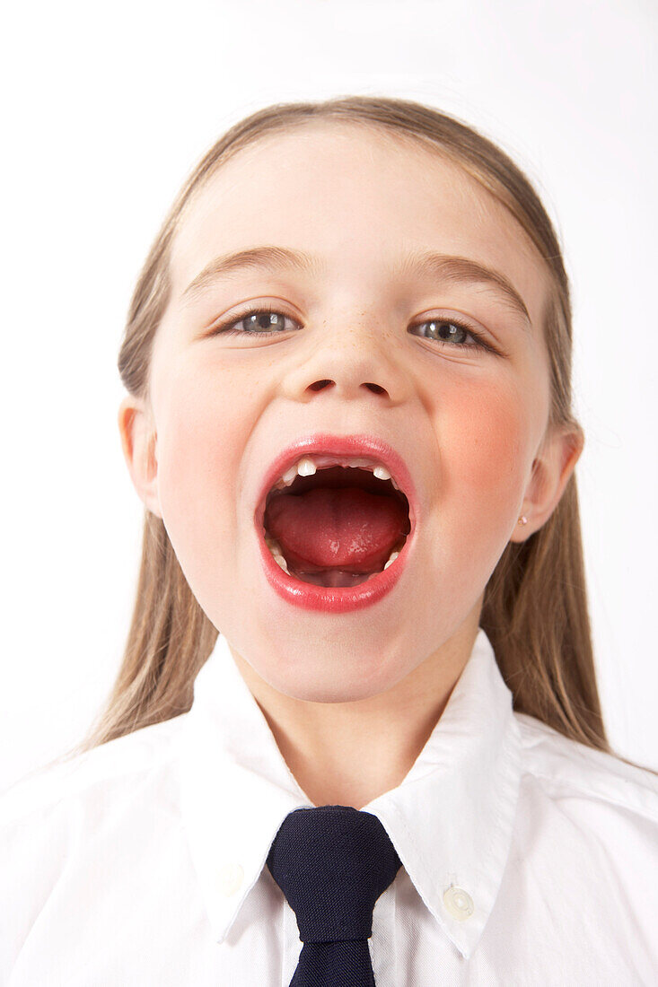 Nahaufnahme eines Mädchens mit fehlenden Zähnen
