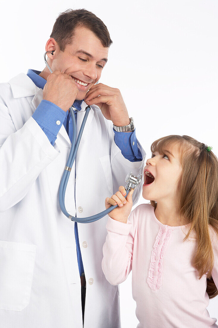 Kleines Mädchen mit Arzt