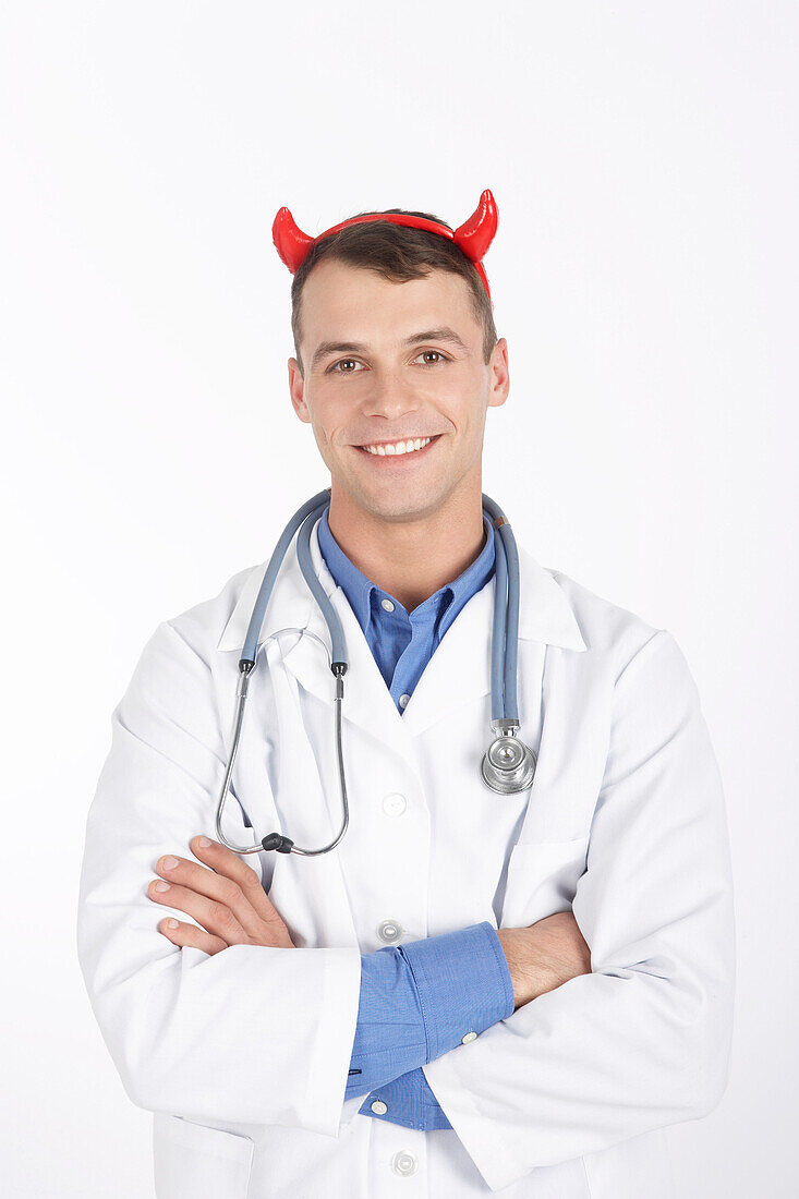 Arzt als Teufel gekleidet