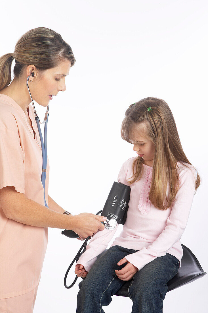 Krankenschwester prüft Blutdruck des Kindes
