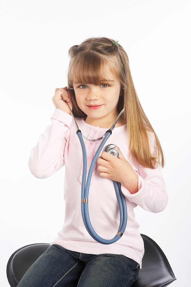 Kleines Mädchen hält Stethoskop