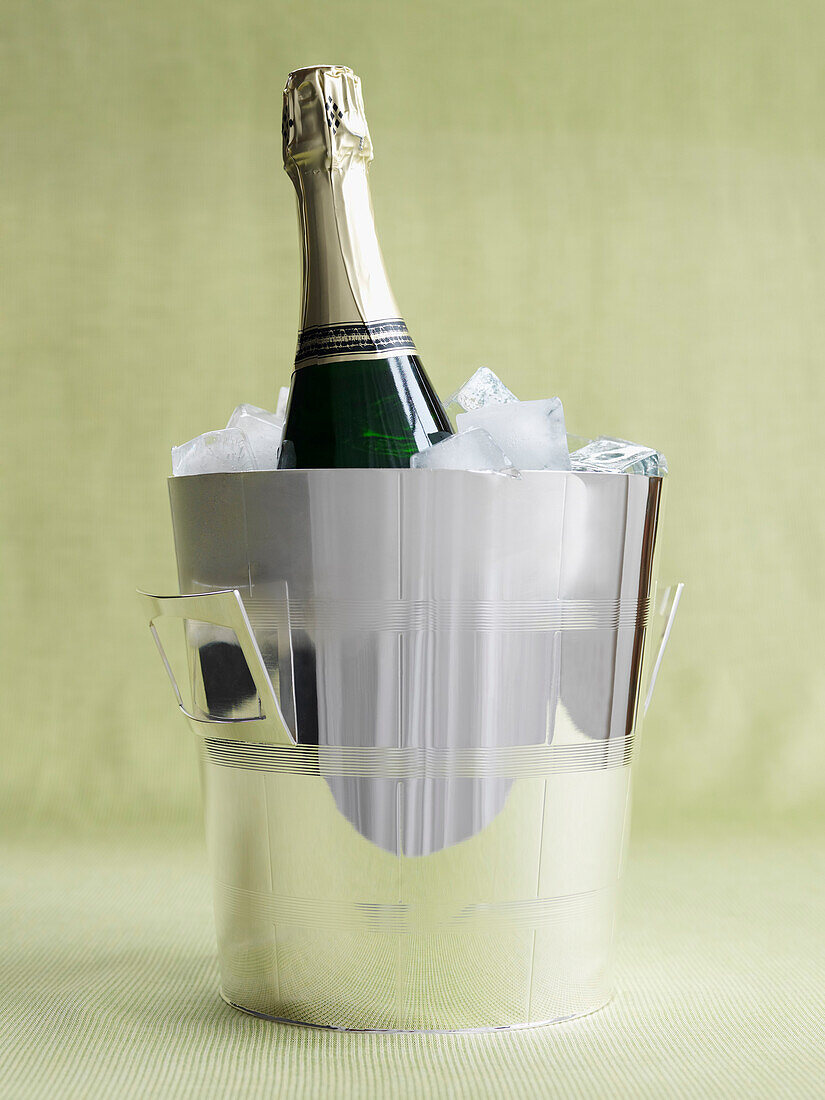 Champagnerflasche im Eiskübel