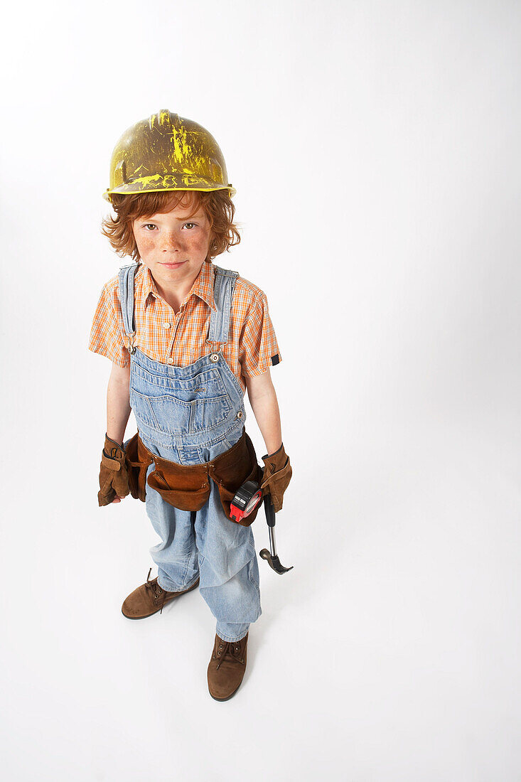 Kleiner Junge als Bauarbeiter verkleidet